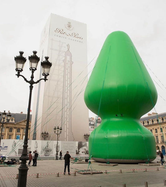 Inflatable ‘Christmas Tree’ Installation by Paul McCarthy (2014) 🎄