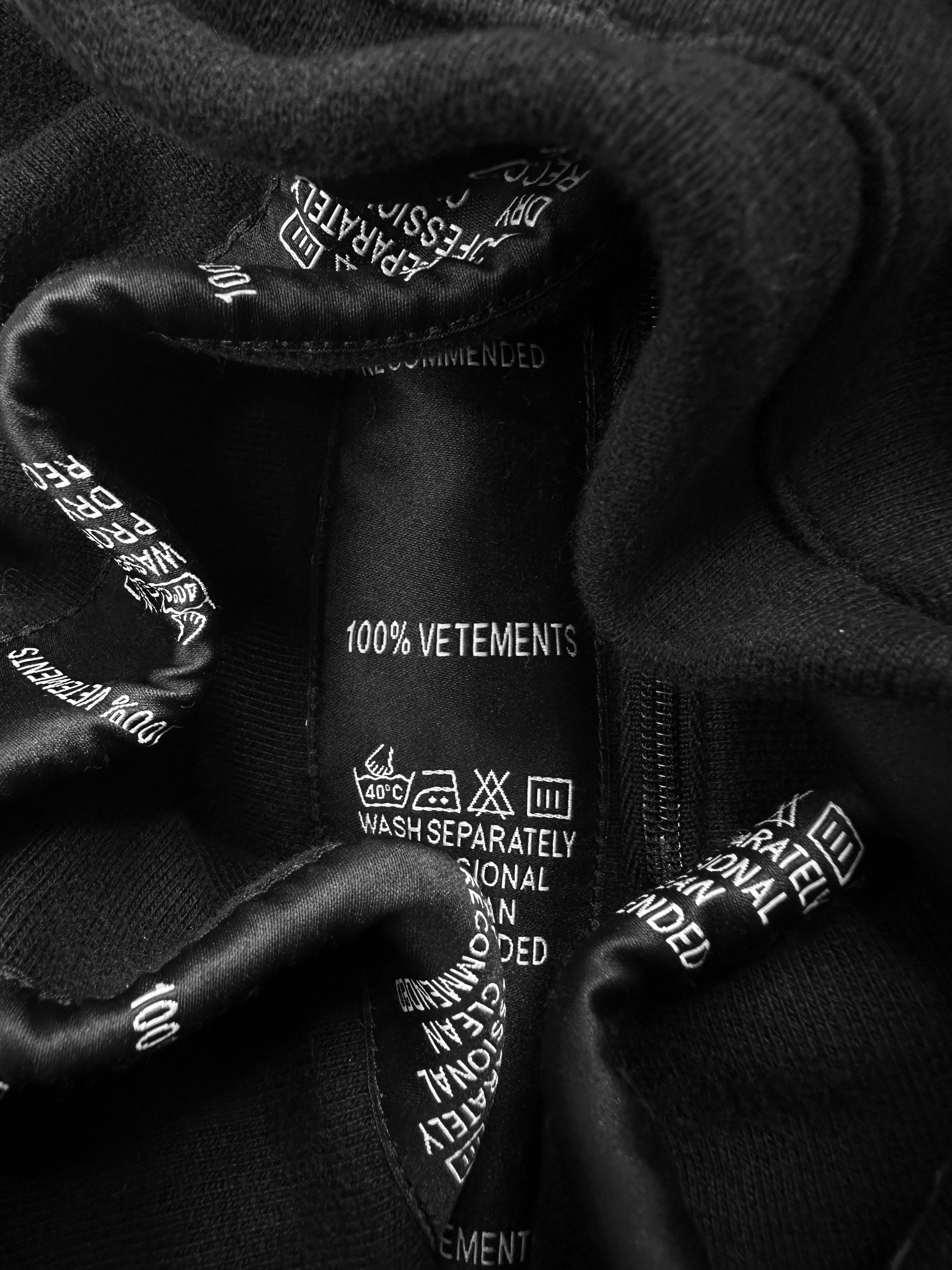SS18 Vêtements ‘Wash Tag’ Motif Black Cuffed Sweat Pants
