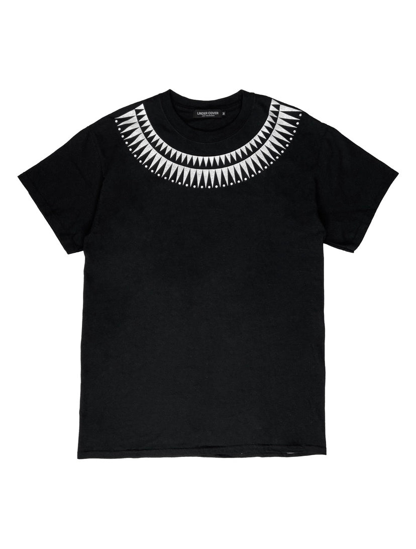SS03 UNDERCOVER SCAB 'GIZ' MOTIF NECKLINE BLACK T-SHIRT